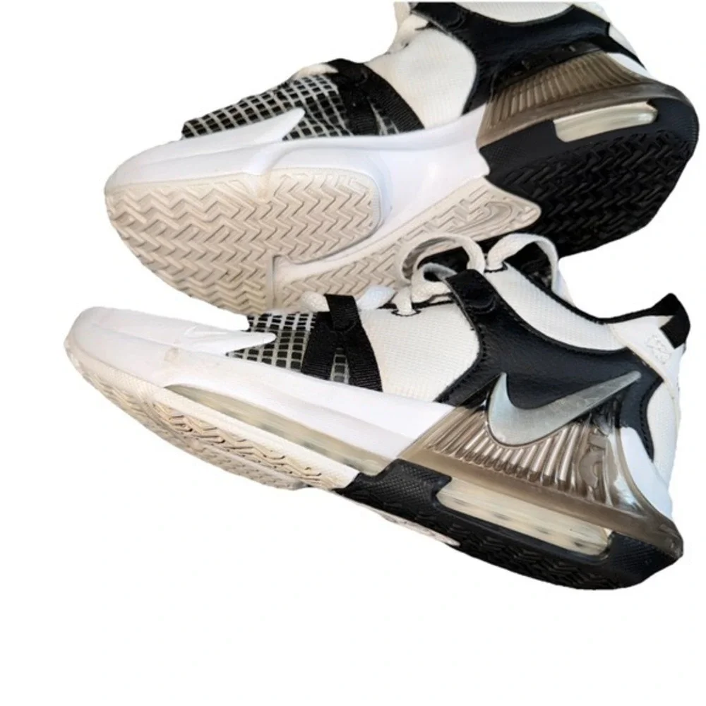 Size 3.5 Y Nike LeBron Witness 7 Low White Black       ‎   1703